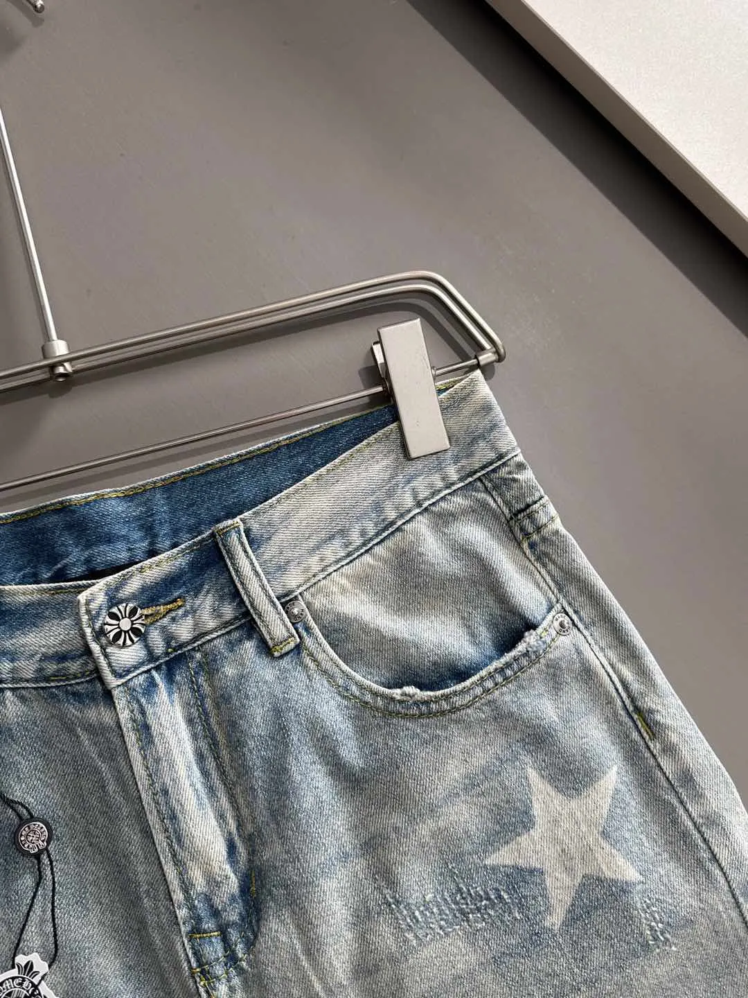 🅿️330 Croxin 2025 summer new jeans denim shorts are woven from imported Japanese Denim plain cotton denim fabrics. They are complete with three standards. The top stonewashing process makes the texture reach the old taste of the 1980s. It is soft, delicate, comfortable and breathable. The color has a modern and fashionable vicissitudes. The upper body is versatile and fashionable! Light luxury, a must-have item for daily commuting! Code number: 28-38 (please state your height and weight when placing an order)